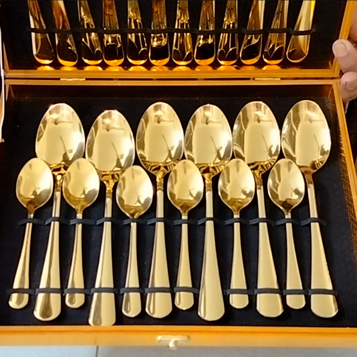 CUTLERY GOLD-PLATED 24-PIECE SET